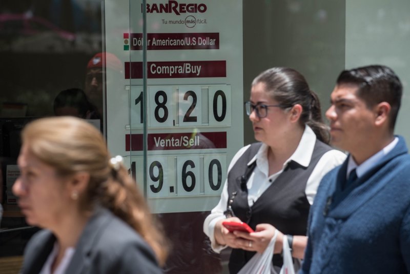 El peso avanza sobre el dólar luego de darse a conocer que México no está en recesión. 