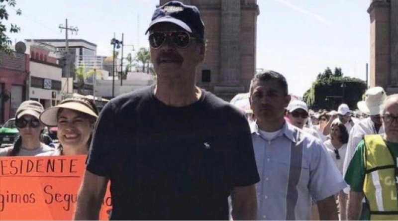 Fox marcha contra AMLO cuidado y escoltado por los guardias que le asignó el mismo AMLO.