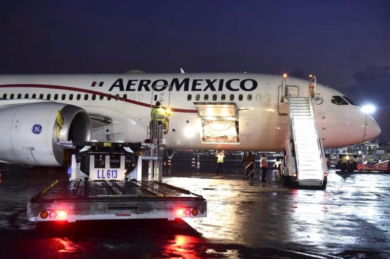 Llega a México AVIÓN con 2 MILLONES de mascarillas quirúrgicas desde CHINA