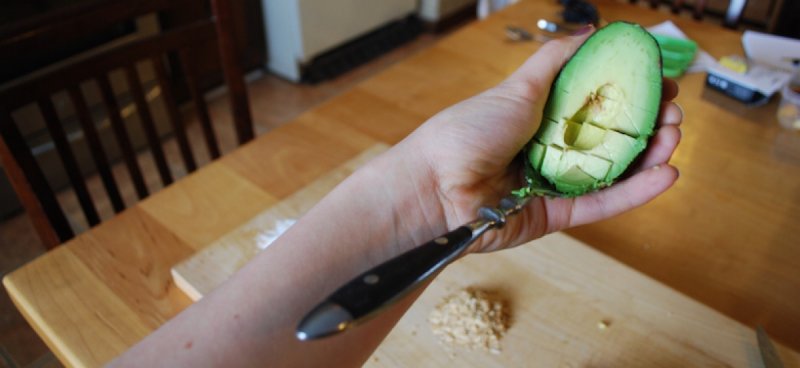 Epidemia de manos cortadas en EU porque gringos no saben sacar el hueso del aguacate. 