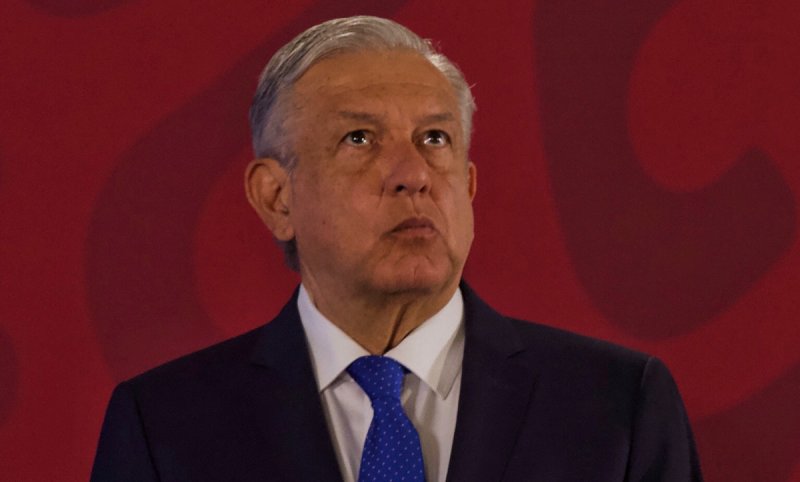 Reforma y The Washington Post reportan caída en aprobación de AMLO, pero sigue por los cielos