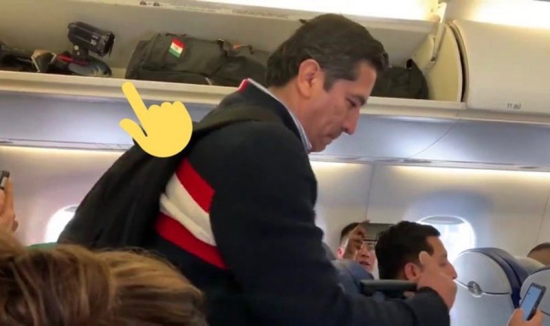 Descubren montaje en supuesta protesta de familia en vuelo con AMLO. 
