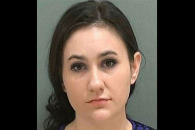 Detienen a profesora por practicarle sexo oral a un menor de edad. 