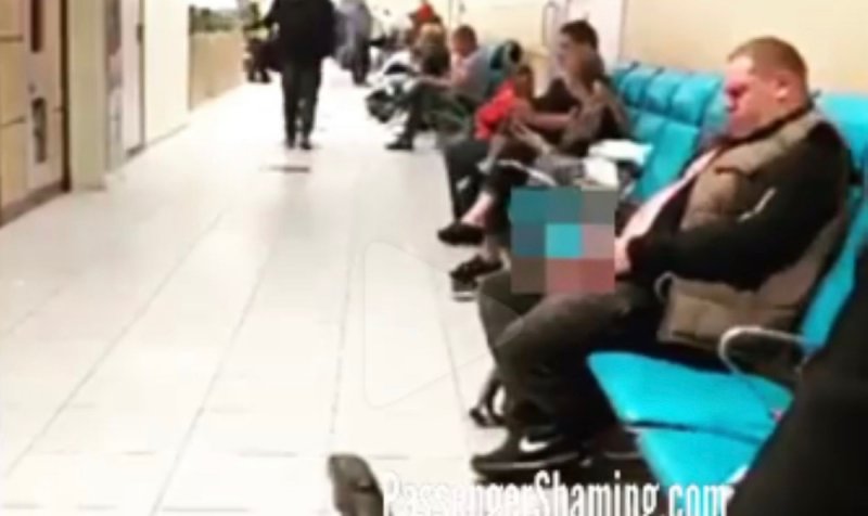 Sujeto orina en plena sala de abordar y usuarios lo increpan fuertemente. 