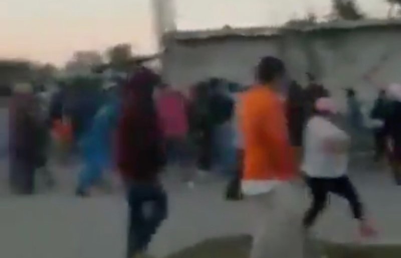 Habitantes se oponen a sanitización y machetean a policías 