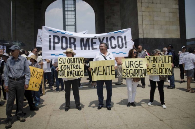 Panistas, priistas, perredistas y fifís, todos se unieron para gritar: “¡Fuera AMLO!”