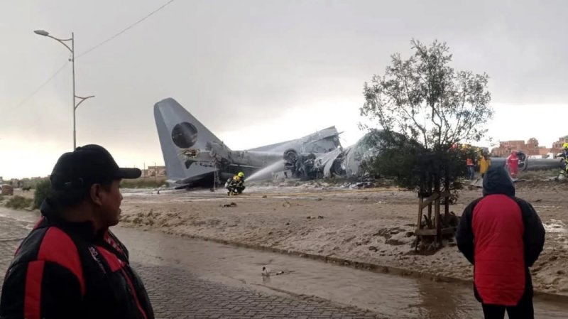Avión militar lleno de dinero se accidenta en Bolivia; pobladores intentaron rapiña