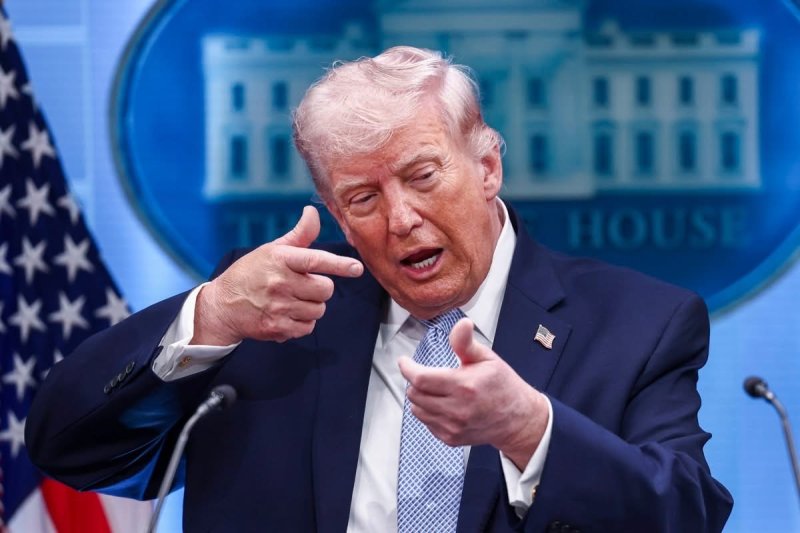 Trump asegura que no permitirá que Irán cobre peajes a buques en el estrecho de Ormuz