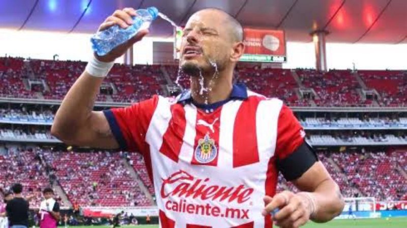 Chivas “cepilla” al Chicharito, no lo convoca para partido y se prevé que lo dé de baja
