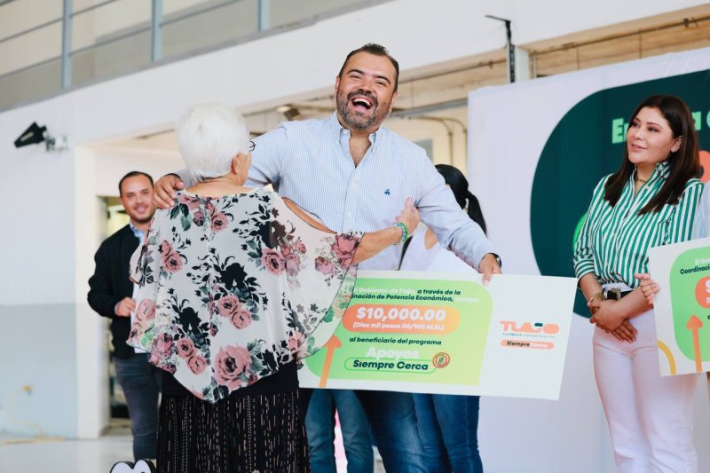 Gerardo Quirino impulsa a micronegocios de Tlajo con apoyos directos