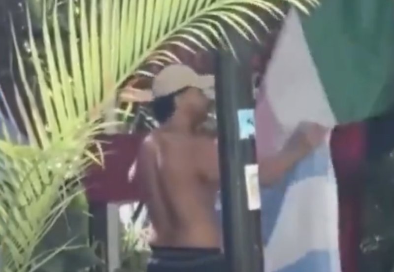 Indignación por retiro de bandera de México en Quintana Roo; colocan en su lugar una de Argentina