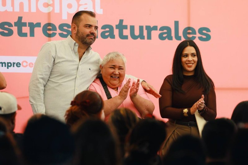 Gerardo Quirino entrega apoyos a 160 familias afectadas por las lluvias 