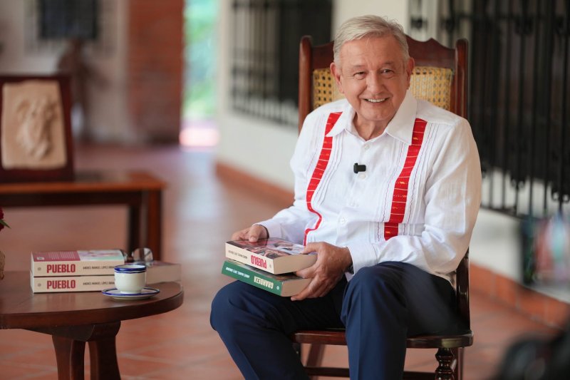 AMLO reaparece para presentar “Pueblo”, su nuevo libro sobre el “modelo alternativo” de la 4T