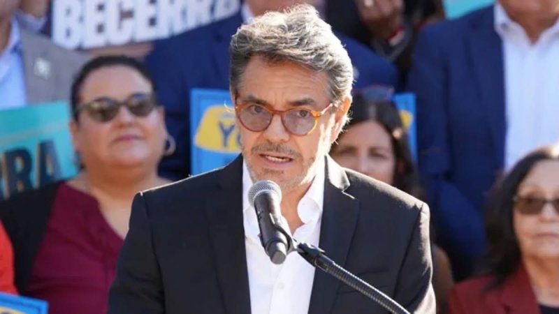 Eugenio Derbez respalda a Xavier Becerra y llama a latinos a votar en Estados Unidos