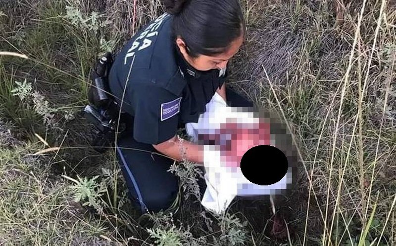 Mujer da a luz y abandona su bebé a un costado de la carretera; un vehículo le pasa por encima.