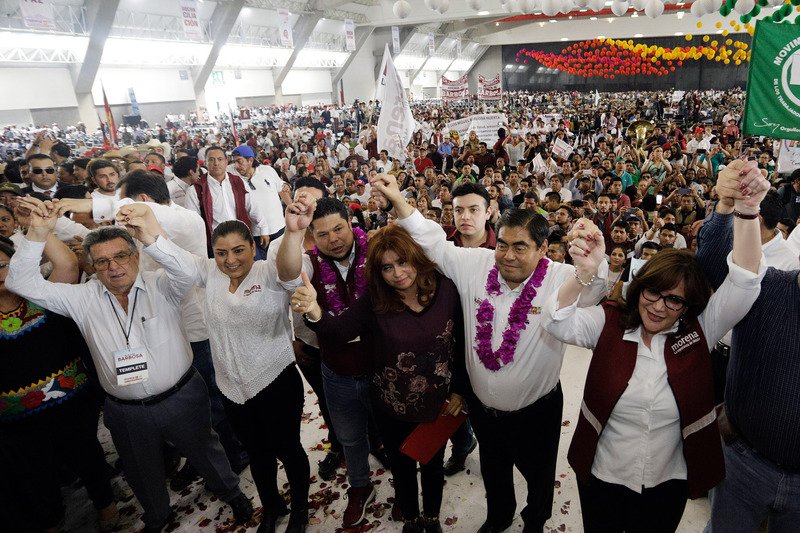 Con miles de seguidores Miguel Barbosa demostró músculo, Enrique Cárdenas puro pellejo.