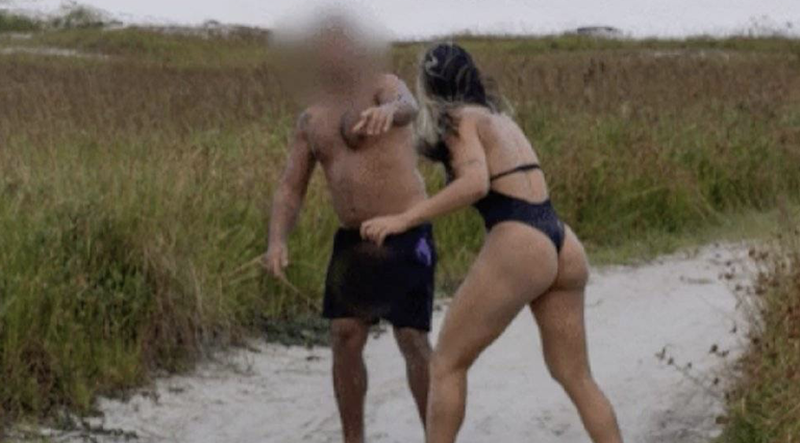 Peleadora de artes marciales le da su merecido a sujeto por depravado.