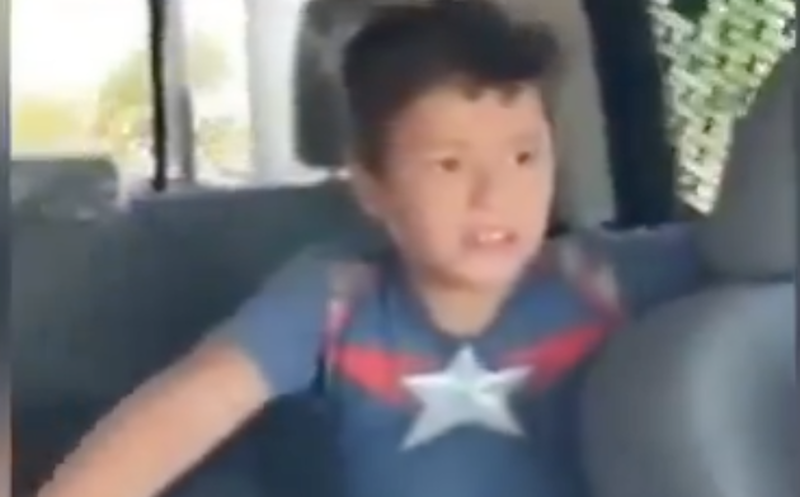 Familia olvida a niño en un oxxo de carretera; policías federales los alcanzan y lo regresan.