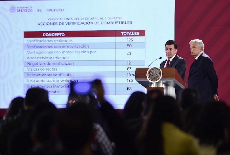 AMLO multa a 12 gasolineras por no vender litros de a litro