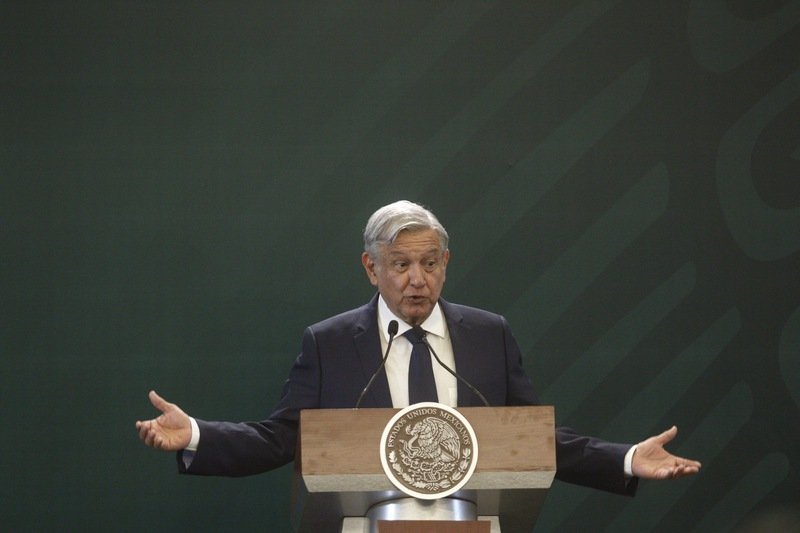 AMLO cae en las encuestas casi 10 puntos