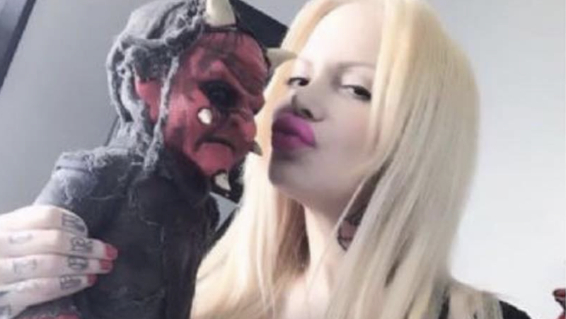 Esta es la exorbitante cantidad que cobra Sabrina Sabrok por un trabajito de brujería vía Skype.