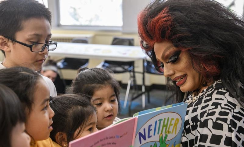 Diputado dice que “drag queens” dañan la mente de los niños al darles clase