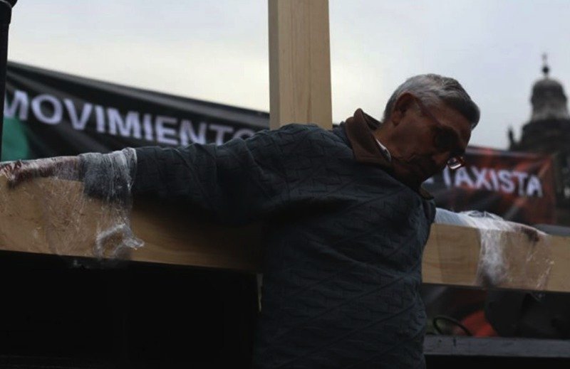 Ridículos: taxistas se crucifican para protestar por Uber