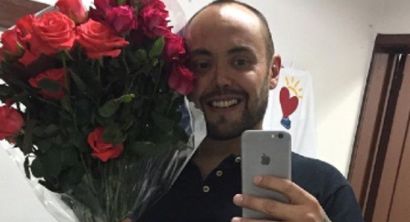 ¿No que ya no? Exhiben a Mauricio Clark empiernado y en tina con otro hombre. 