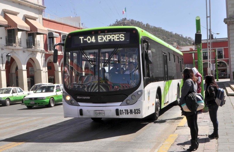 Pareja de abuelitos olvidan 5 mil pesos en el Tuzobús y así se los regresarony