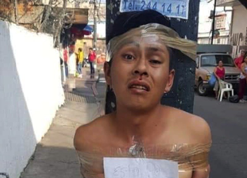 Por robarse un celular, comerciantes amarran a un poste a rata de dos patas