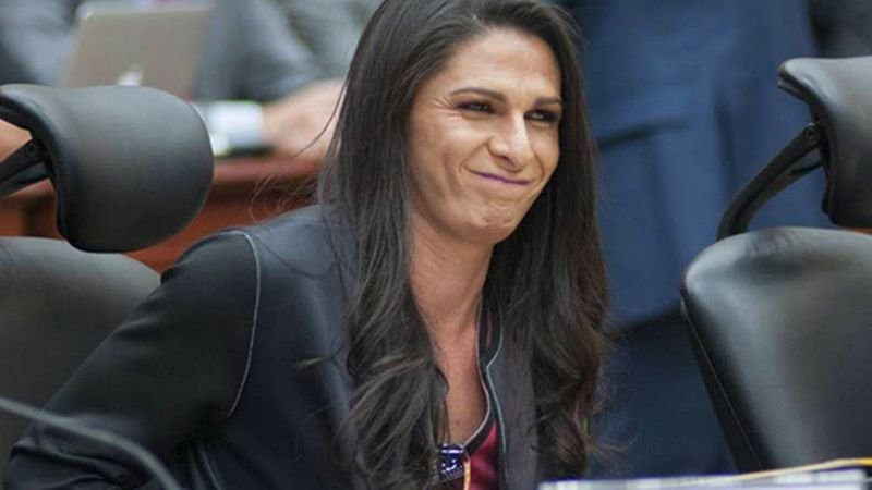 Exhiben a Ana Guevara por aumentar beca de 18 a 30 mil a nadadora que no competía. 