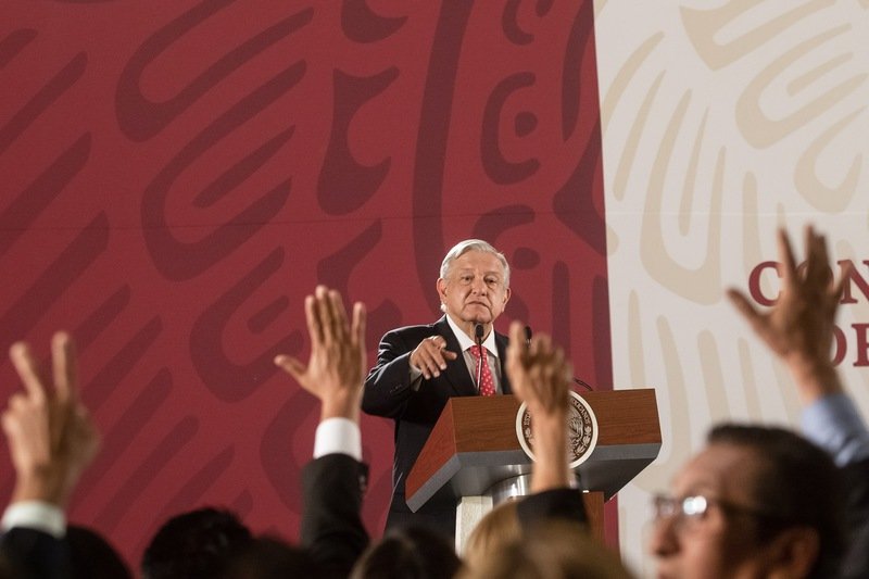 “A mano alzada” reporteros votaron porque el lunes no haya “mañanera” de AMLO
