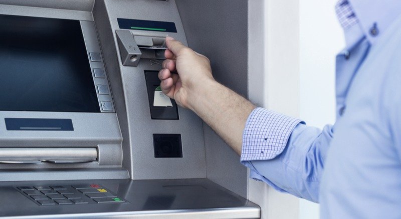 Por error, cajero automático le da 25 mil pesos; los devuelve