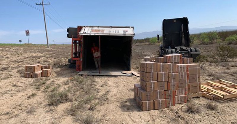 Vuelca tráiler con miles de libros en Chihuahua; extrañamente no se registró rapiña.