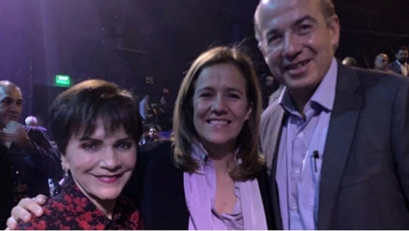 Usuarios le tunden a Paty Chapoy por presumir fotografía con Felipe Calderón y Margarita Zavala.y