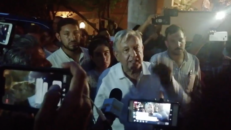 Huelguistas se meten a la fuerza al hotel donde descansaba AMLO en SLP y este los pone en su lugar.