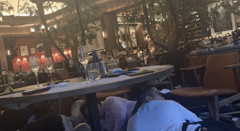 Mujer ataca a su marido a balazos en Plaza Artz Pedregal.