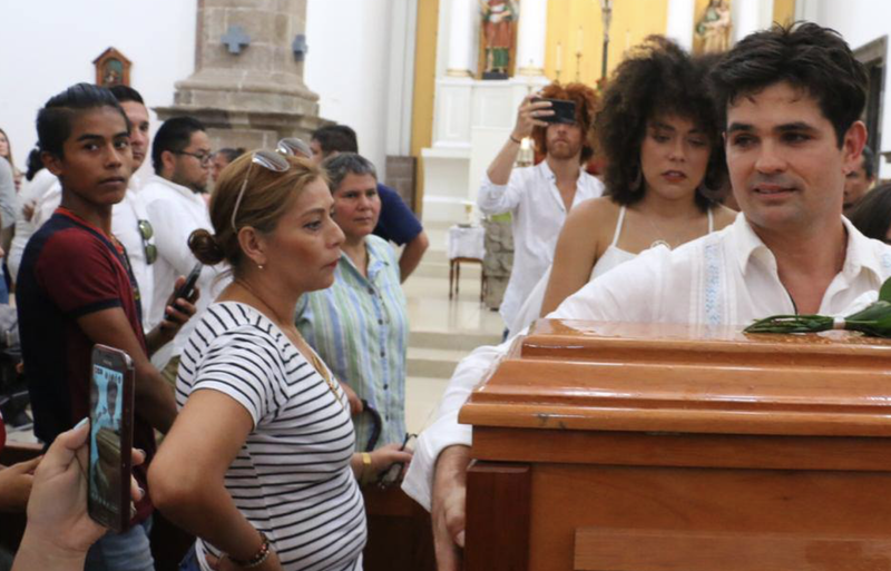 Ferdinando Valencia y Brenda Kellerman le dan el último adiós al pequeño Dante en Colima. 