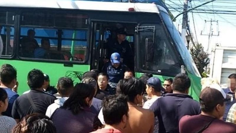 Policías rescatan a chofer de ser linchado; iba a exceso de velocidad y atropelló a una anciana. 