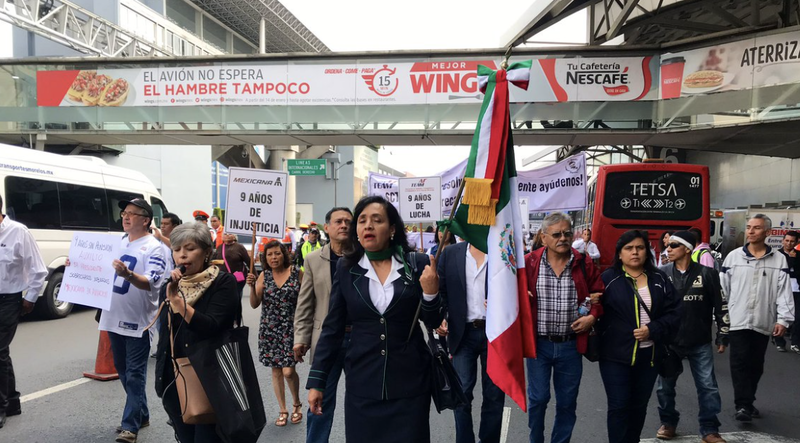 Jubilados de Mexicana se manifiestan en el AICM y exigen a AMLO extradición de Gastón Azcárraga