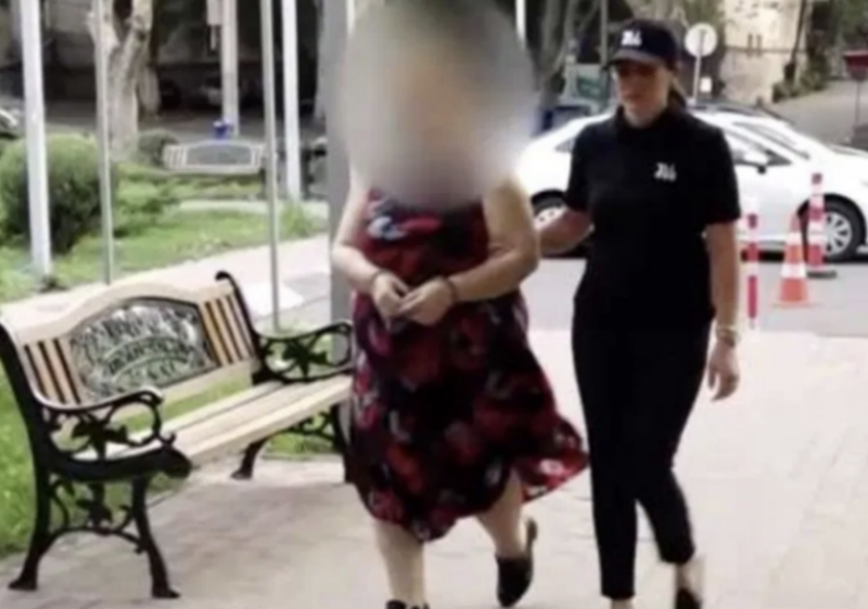 Detienen a mujer que apuñaló en la cara a un niño de 3 años que paseaba con sus padres.y