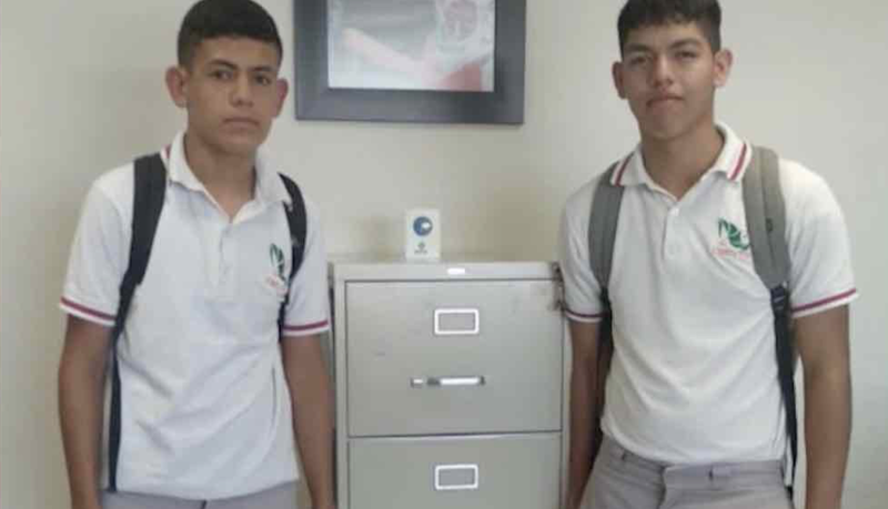 Estudiantes de CECyTE dan ejemplo de honradez; encuentran monedero con 9 mil pesos y lo regresan.