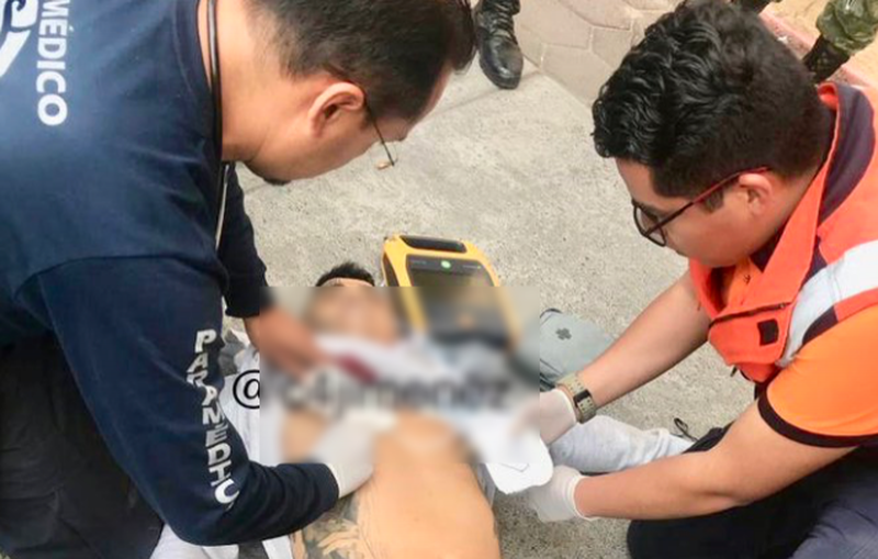 Pasajero desarma a rata de 2 patas que intentaba asaltarlo y le da piso; su mamá llegó a reconocerlo