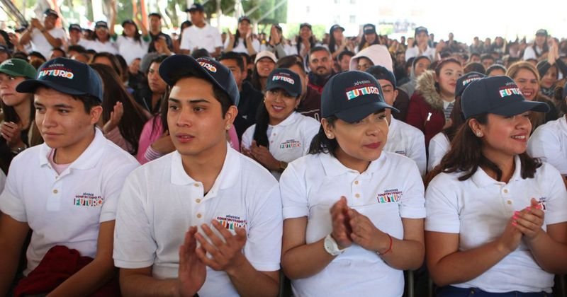 STPS denuncia a empresas que querían despojan de su salario a becarios de AMLO.