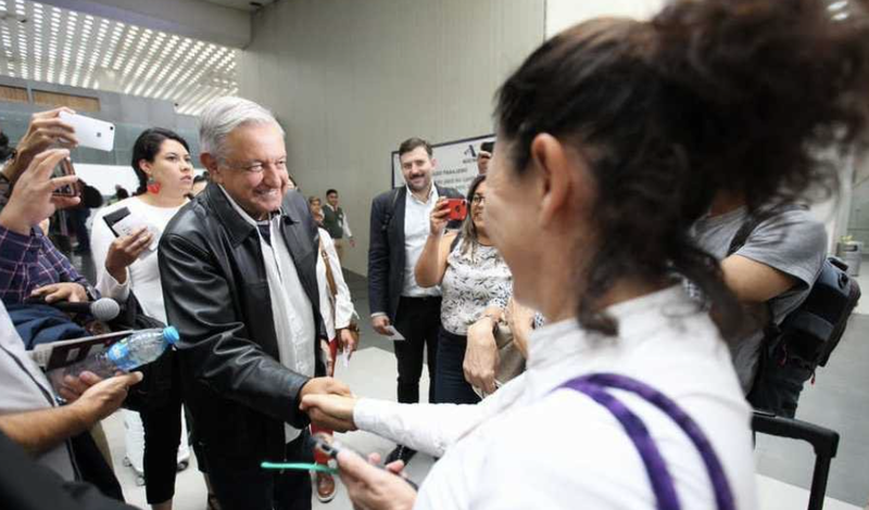 AMLO llega tarde a Mérida porque su vuelo se retrasó 30 min; aprovechó para saludar a pasajeros