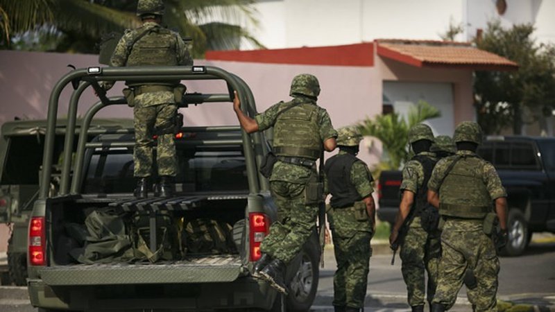 Elementos de la Guardia Nacional rescatan a hombre en Salamanca. 
