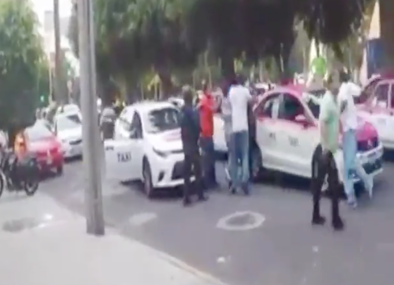 (VIDEO) Entre 10 taxistas 