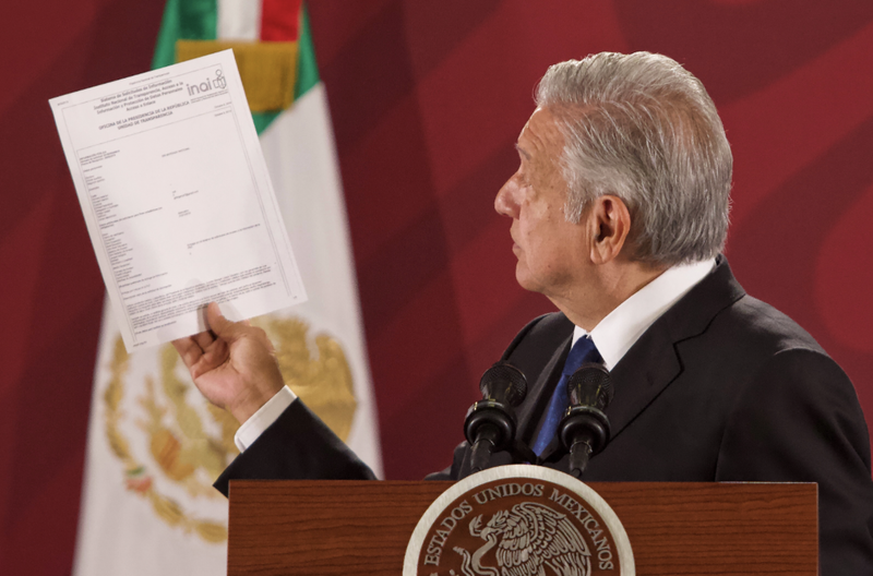 AMLO se burla de petición del INAI para que informe sobre su salud física y mental.