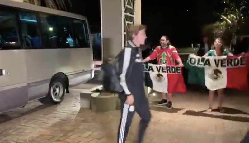 Usuarios se indignan ante desprecio de jugadores del TRI a dos aficionados; ni los voltearon a ver.
