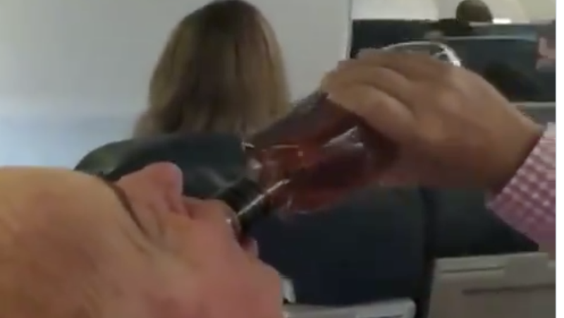 Sujeto se empina botella de whisky mientras todos rezan tras turbulencia por falla de motor de avión